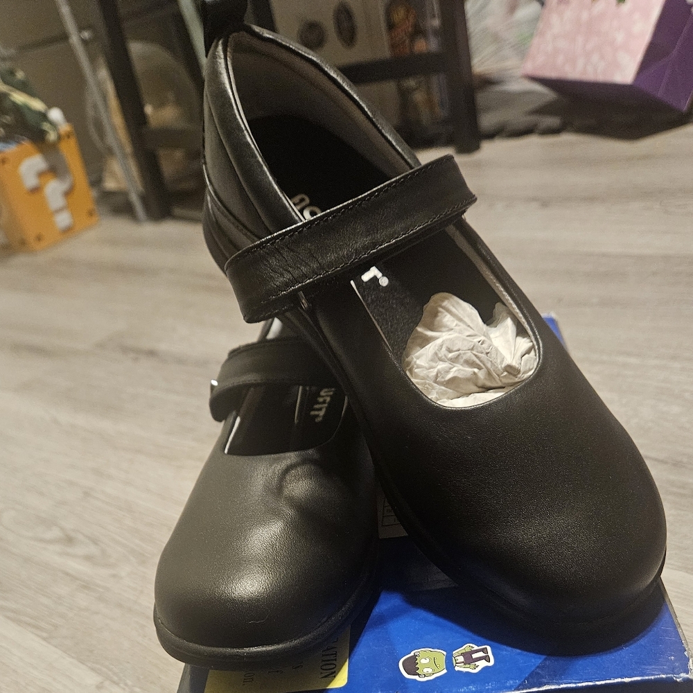 NWT Accufit Black Mary Jane Shoes With Velcro Strap Womens Size 5